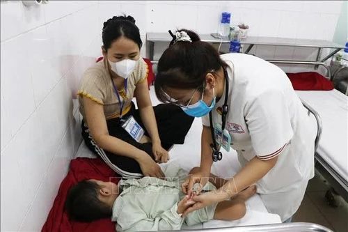 Tăng cường giường bệnh, huy động nhân lực để khám, chữa bệnh cho trẻ khi chuyển mùa
