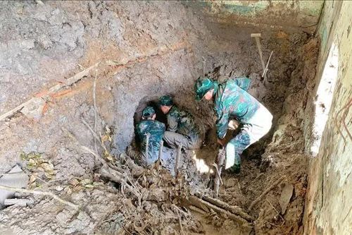 Tìm kiếm, cất bốc 5 hài cốt liệt sĩ tại nghĩa trang tạm Cầu Chữ Y