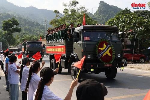 Người dân Tuyên Quang thành kính tiễn đưa 93 liệt sĩ về Nghĩa trang Vị Xuyên
