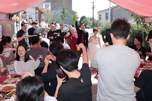 Chú rể lên mạng mời ăn cưới miễn phí, hơn 100 người lạ đến chung vui