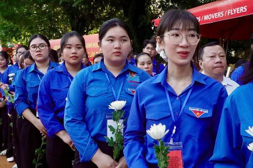 Xúc động hình ảnh người dân đứng hai bên đường tiễn đưa các liệt sĩ