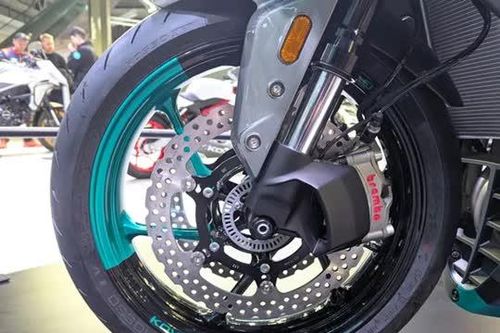 Môtô thể thao 4 xi lanh công suất 124 mã lực, giá hơn 130 triệu đồng