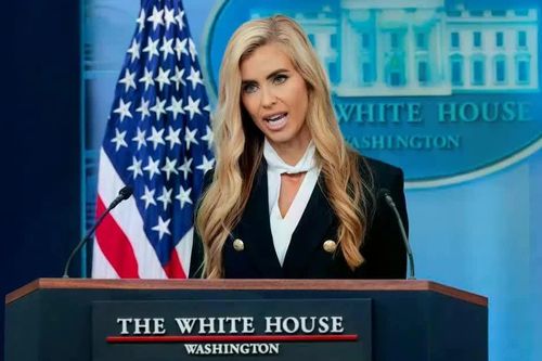 Phát ngôn viên Nhà Trắng của ông Trump bị đặt câu hỏi về bằng cấp luật sư