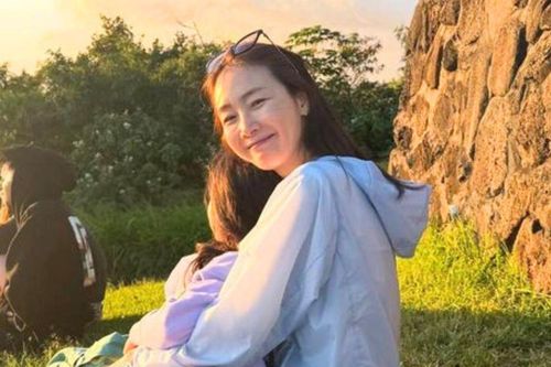 Choi Ji Woo đi du lịch Nhật Bản với con gái 6 tuổi