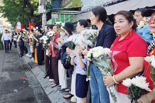 Xúc động những khoảnh khắc người dân TP.HCM chuẩn bị tiễn đưa liệt sĩ ở công viên Lê Thị Riêng