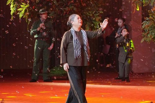 Xúc động 'Khúc tri ân' tưởng nhớ các Anh hùng liệt sĩ
