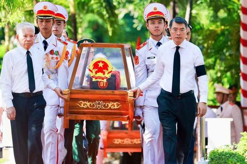 Trang nghiêm và xúc động Lễ viếng, truy điệu, an táng 731 hài cốt liệt sĩ tại Công viên Lê Thị Riêng