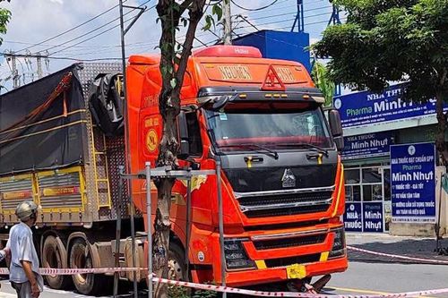 TP.HCM: Người đàn ông đi xe máy tử vong sau va chạm với xe container