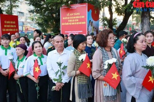 Xúc động những nhành cúc trắng tiễn biệt liệt sĩ tại Công viên Lê Thị Riêng