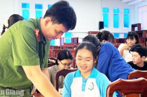 Hơn 1.500 sinh viên Trường Đại học Kiên Giang được hướng dẫn sử dụng ứng dụng VNeID