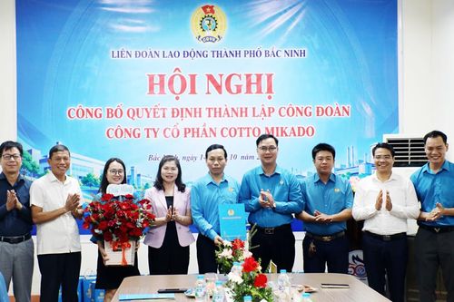 Bắc Ninh: Công bố quyết định thành lập công đoàn cơ sở doanh nghiệp và tặng quà công nhân lao động