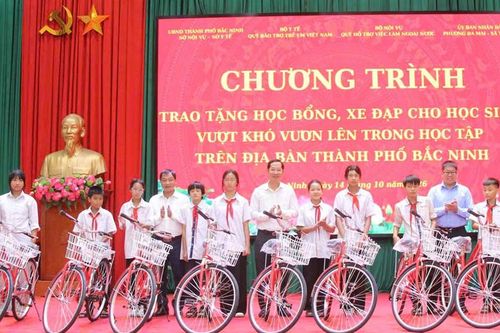 Bắc Ninh: 80 trẻ em phường Đa Mai, xã Tân Yên được tặng quà, học bổng