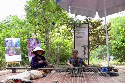 Tìm hướng phát triển làng nghề truyền thống