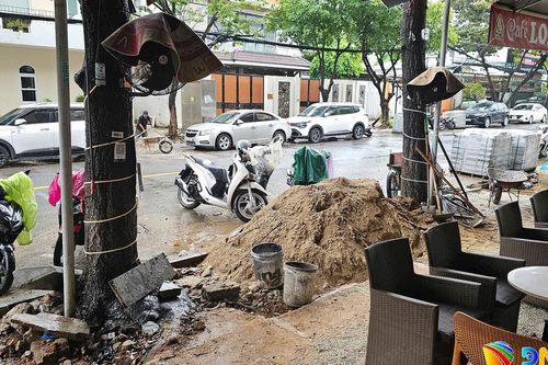 Thi công vỉa hè cầm chừng, gây nguy hiểm cho người dân