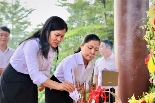 Lãnh đạo Ủy ban Kiểm tra Thành ủy Đà Nẵng dâng hoa, dâng hương tại Bia di tích Ban Kiểm tra Khu ủy Khu V