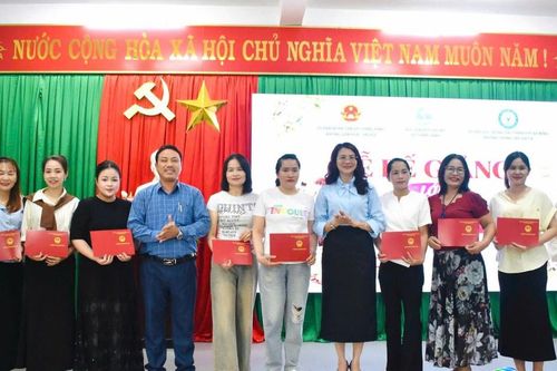 70 phụ nữ nông thôn xã Thăng Bình hoàn thành khóa đào tạo trang điểm thẩm mỹ