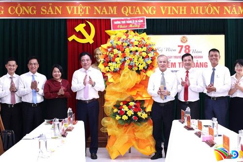Phó Bí thư Thường trực Thành ủy Nguyễn Khắc Toàn thăm, chúc mừng các ngày truyền thống ngành Kiểm tra Đảng, công tác Dân vận của Đảng