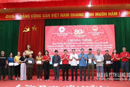 Hội Chữ thập đỏ tỉnh trao vốn hỗ trợ sinh kế trị giá 100 triệu đồng cho các hộ dân tại xã Vạn Linh