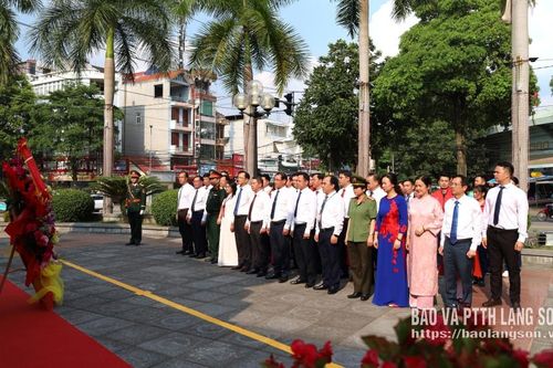Đoàn đại biểu dự Lễ khai mạc Đại hội Thể dục thể thao tỉnh lần thứ X dâng hương tại Khuôn viên lưu niệm Chủ tịch Hồ Chí Minh