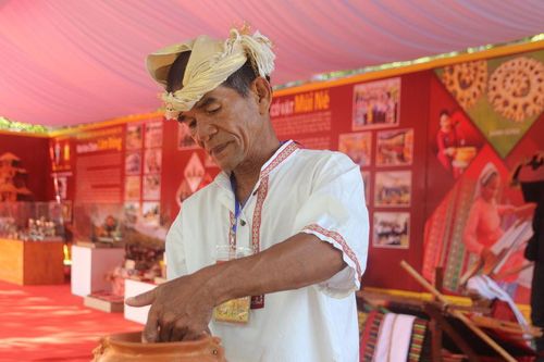 Người đàn ông bền bỉ giữ nghề gốm Bình Ðức