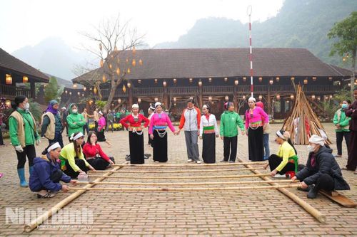 Phụ nữ phường Tây Hoa Lư - những "đại sứ" lan tỏa vẻ đẹp di sản Tràng An