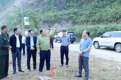Đồng chí Chá A Của kiểm tra công tác khắc phục thiên tai, ổn định dân cư tại xã Ngọc Chiến và xã Mường Bú