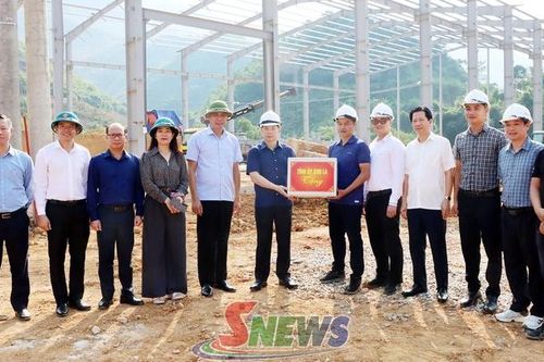 Đồng chí Bí thư Tỉnh ủy kiểm tra Dự án điện mặt trời nổi trên hồ Thủy điện Sơn La