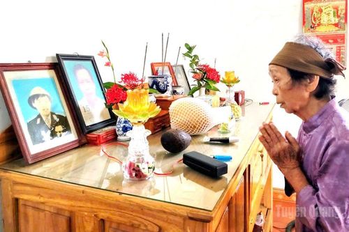 Lòng mẹ chờ mong con về