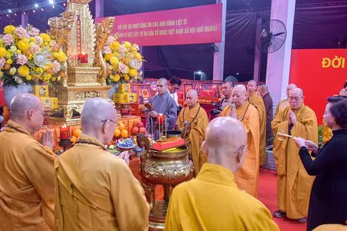 Phật giáo TP.HCM cử hành Lễ cầu nguyện anh linh các liệt sĩ tại Công viên Lê Thị Riêng trước giờ truy điệu