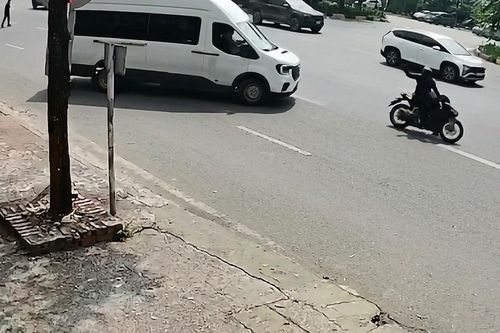 Ô tô bất ngờ đánh lái quay đầu, hất văng người đi xe máy