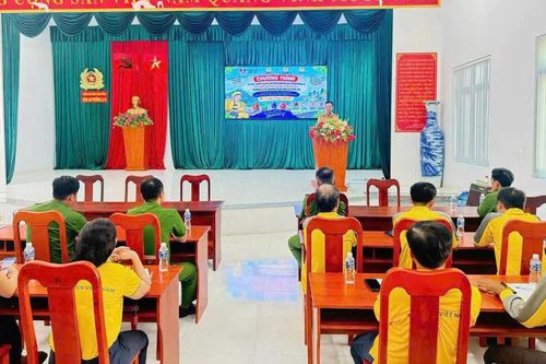 Hơn 100 shipper tại Lâm Đồng được tuyên truyền kiến thức pháp luật giao thông