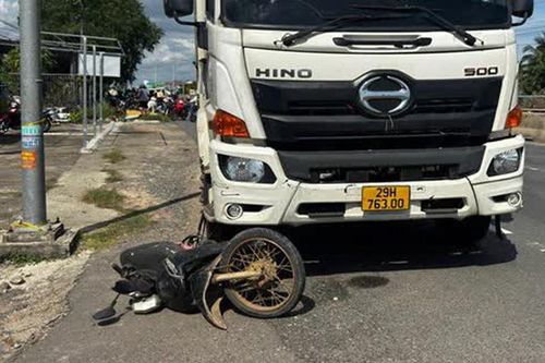 Tai nạn giao thông 14/10: Xe tải kéo lê xe máy khoảng 80m sau va chạm, một người tử vong