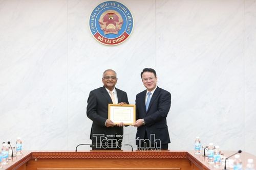 Bộ Tài chính trao Kỷ niệm chương cho ông Shantanu Chakraborty Giám đốc Quốc gia ADB tại Việt Nam