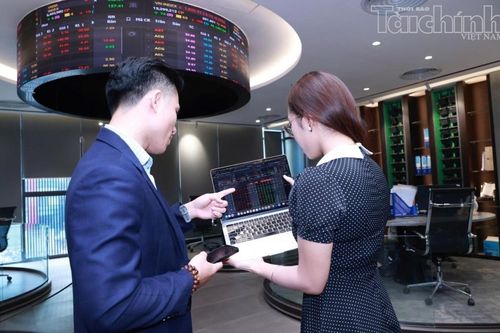 Chứng khoán ngày 14/10: VN-Index lùi sát mốc 1.700 điểm, dòng tiền phân hóa