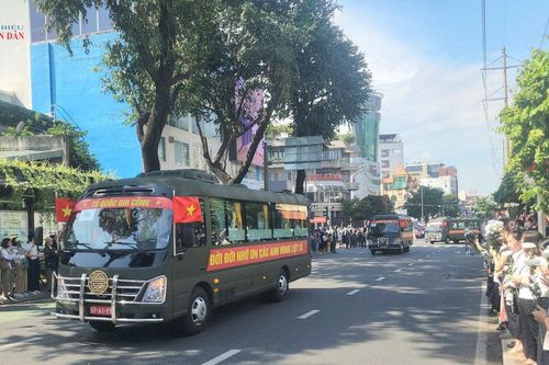 TP. Hồ Chí Minh: Dòng người đội nắng tiễn đưa 731 Anh hùng liệt sĩ từ Công viên Lê Thị Riêng về nơi an nghỉ