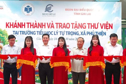 Phó Chủ tịch Quốc hội Nguyễn Hồng Diên dự Lễ khánh thành, trao tặng thư viện tại Trường Tiểu học Lý Tự Trọng, Gia Lai