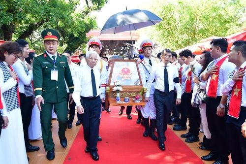 Hàng ngàn người dân tiễn đưa 731 liệt sĩ về nơi an nghỉ