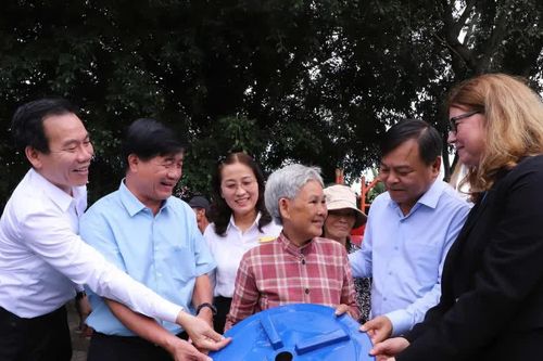 Hỗ trợ nước sinh hoạt cho người dân khó khăn ở Đắk Lắk