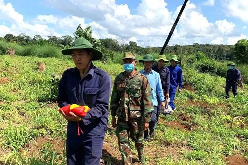 Quy tập được hài cốt liệt sĩ cùng chiếc bình tông ghi số '10-1966'