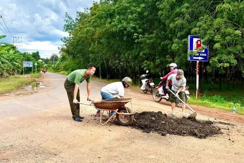 Công an xã vá đường để nhân dân đi lại an toàn
