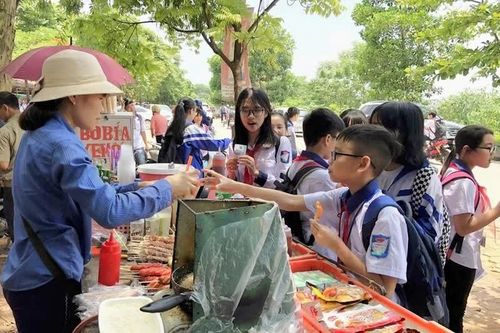 Dinh dưỡng học đường: Khoảng trống từ những hàng quán quanh trường