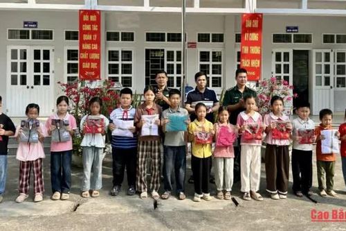Đồn Biên phòng Đức Long tặng quà học sinh vượt khó, vươn lên trong học tập