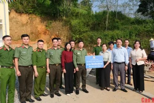 Trao 300 triệu đồng hỗ trợ xây dựng, cải thiện cơ sở vật chất Trường Mầm non Sơn Lộ