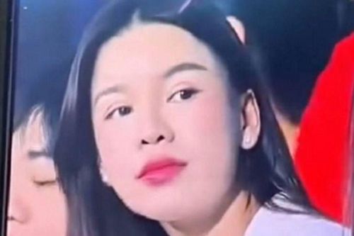 Bà mẹ một con gây sốt vì quá xinh khi xuất hiện 3 giây trên sóng truyền hình, chồng là thủ môn nổi tiếng