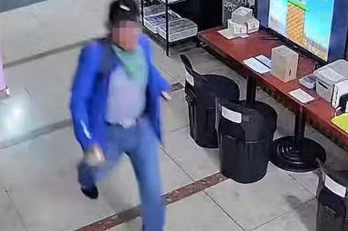 Người đàn ông buộc dao vào 2 tay rồi tấn công loạn xạ giữa siêu thị khiến nhiều người bị thương, gây nên cảnh tượng hỗn loạn