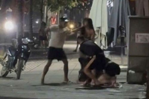 Nhóm nam nữ đánh nhau vì cầm nhầm micro của quán karaoke: Bắt 6 đối tượng