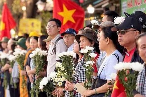 Người dân đứng kín hai bên đường tiễn đưa các liệt sĩ về nơi an nghỉ tại Nghĩa trang liệt sĩ TPHCM