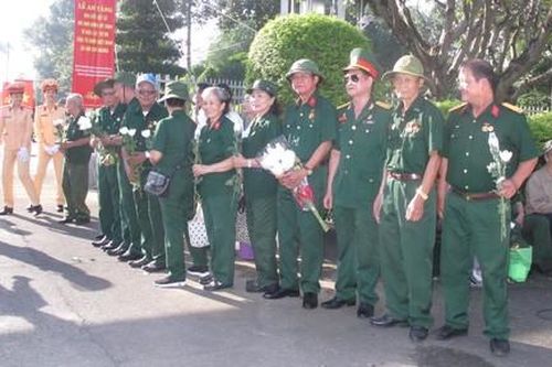 Đông đảo cựu chiến binh, người dân có mặt tại Nghĩa trang liệt sỹ TPHCM để viếng các liệt sỹ
