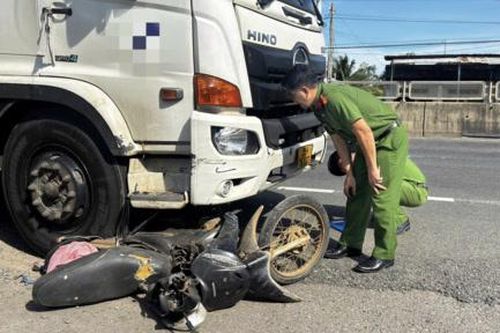 Xe tải kéo lê xe máy gần 80m, một người tử vong