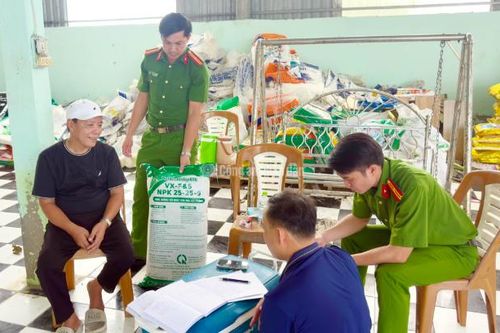 Khởi tố đối tượng điều hành 2 công ty chuyên sản xuất phân bón giả quy mô lớn